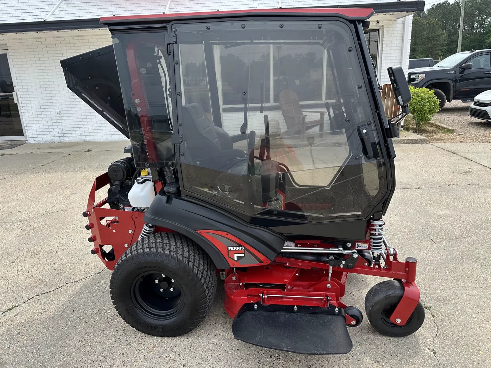 Ferris ISX™ 3300 — Curtis Premium A/C Cab — 60" deck, Vanguard® Big Block EFI ETC with Oil Guard — view 3