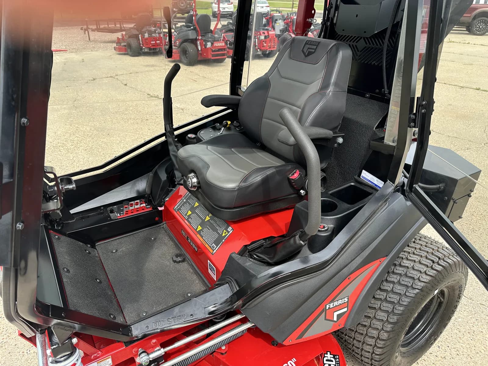 Ferris ISX™ 3300 — Curtis Premium A/C Cab — 60" deck, Vanguard® Big Block EFI ETC with Oil Guard — view 4