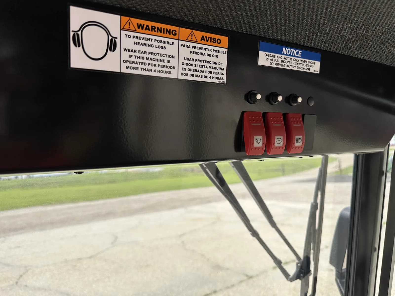 Ferris ISX™ 3300 — Curtis Premium A/C Cab — 60" deck, Vanguard® Big Block EFI ETC with Oil Guard — view 5