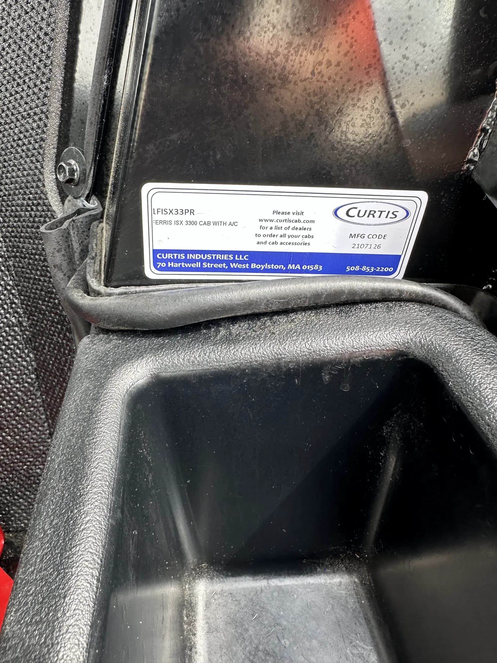 Ferris ISX™ 3300 — Curtis Premium A/C Cab — 60" deck, Vanguard® Big Block EFI ETC with Oil Guard — view 10